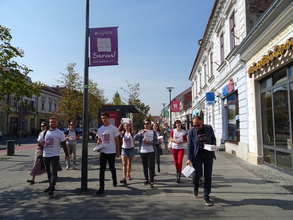 Clujul nu scapă de carte! 3000 de cărți au fost împărțite prin centrul orașului cu ocazia Festivalului Internațional de Carte Transilvania