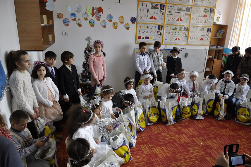 3.121 de copii primesc daruri de Crăciun de la Lidl România și World Vision România, în valoare totală de 141.000 de euro