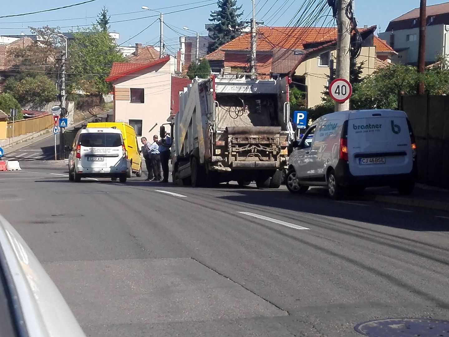 Strada Septimiu Albini, asfaltata de mantuiala! O masina de gunoi a ramas intepenita in asfalt – FOTO