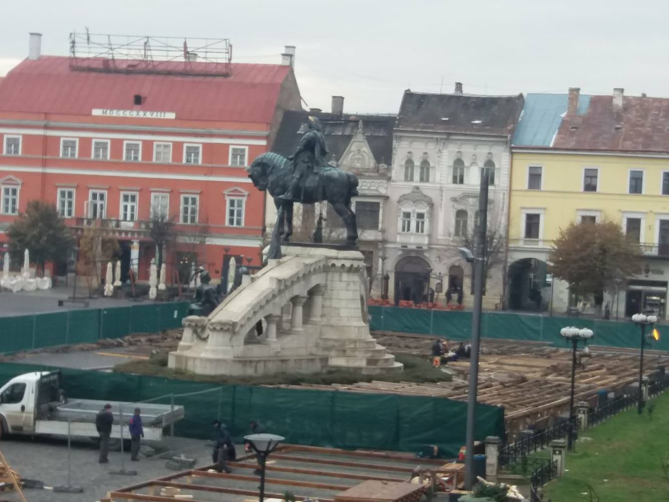 Fostul viceprimar Anna Horvath, indignata ca patinoarul de la Targul de Craciun din Cluj va fi in jurul statuii lui Matei Corvin! Exemple similare sunt si in Germania