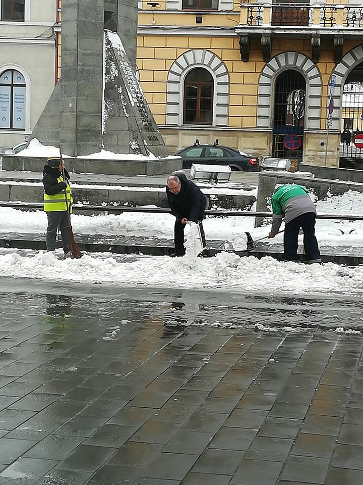 Emil Boc, un primar gospodar! Un clujean l-a surprins dând la lopată şi curăţând zăpada pe Eroilor – FOTO