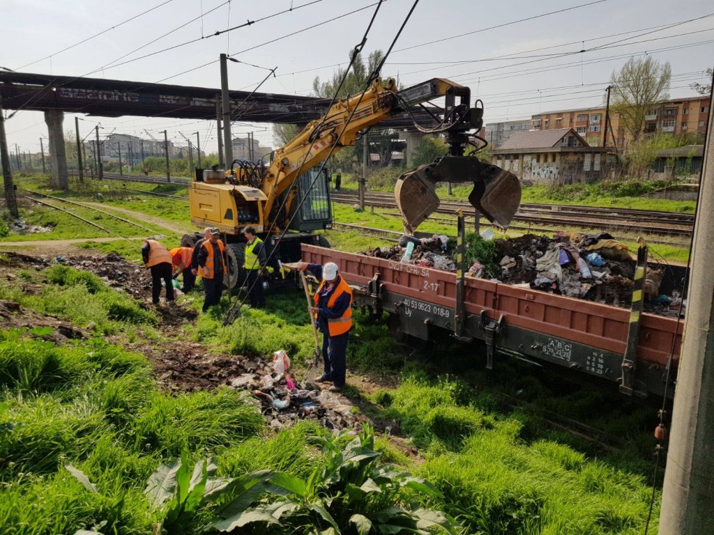 Angajaţii Căilor Ferate Române au strâns zeci de tone de gunoaie din gări