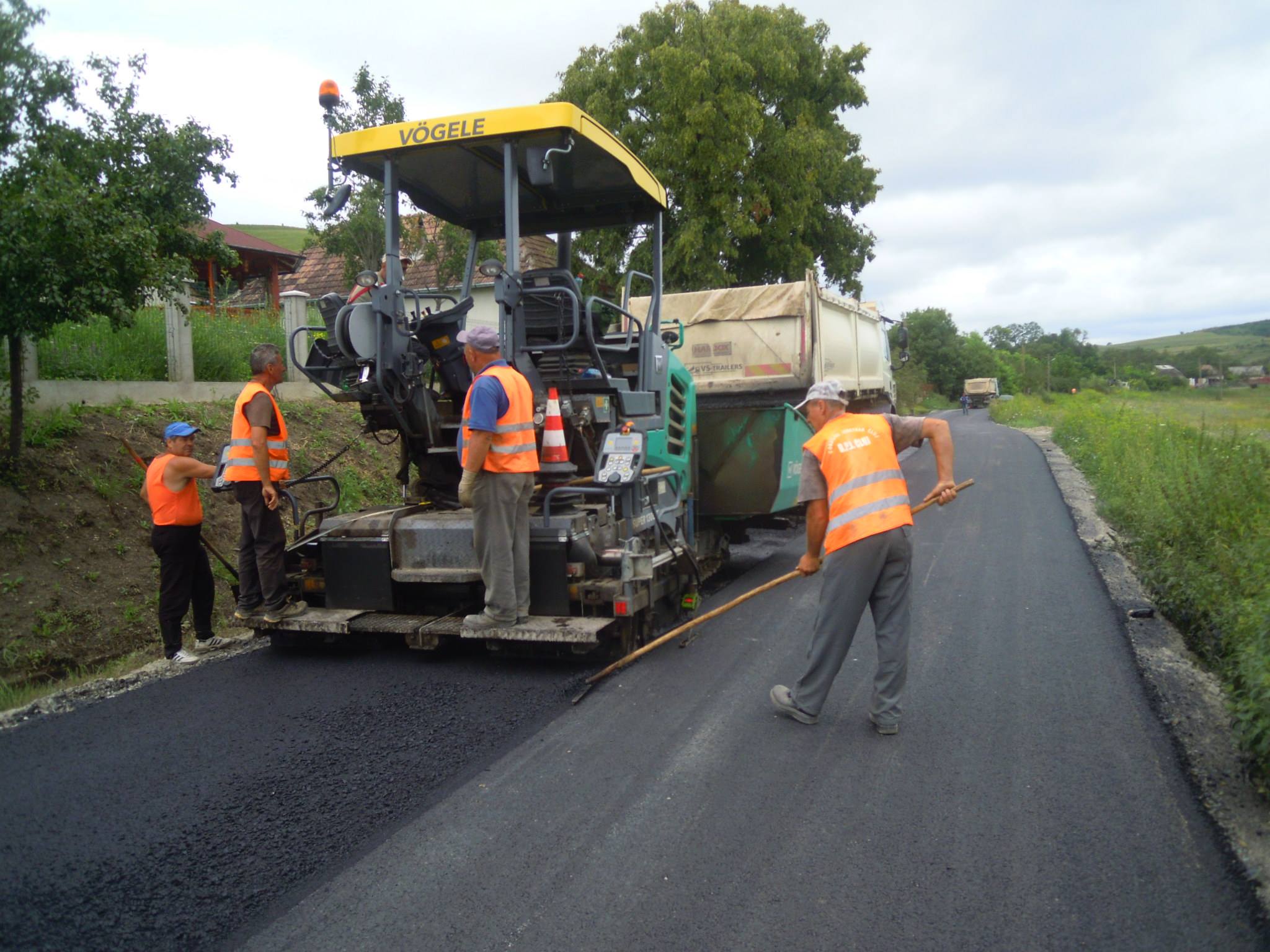 A inceput asfaltarea drumului care duce spre Mănăstirea Nicula, Lacul știucilor de la Săcălaia sau Stufărișurile de la Sic