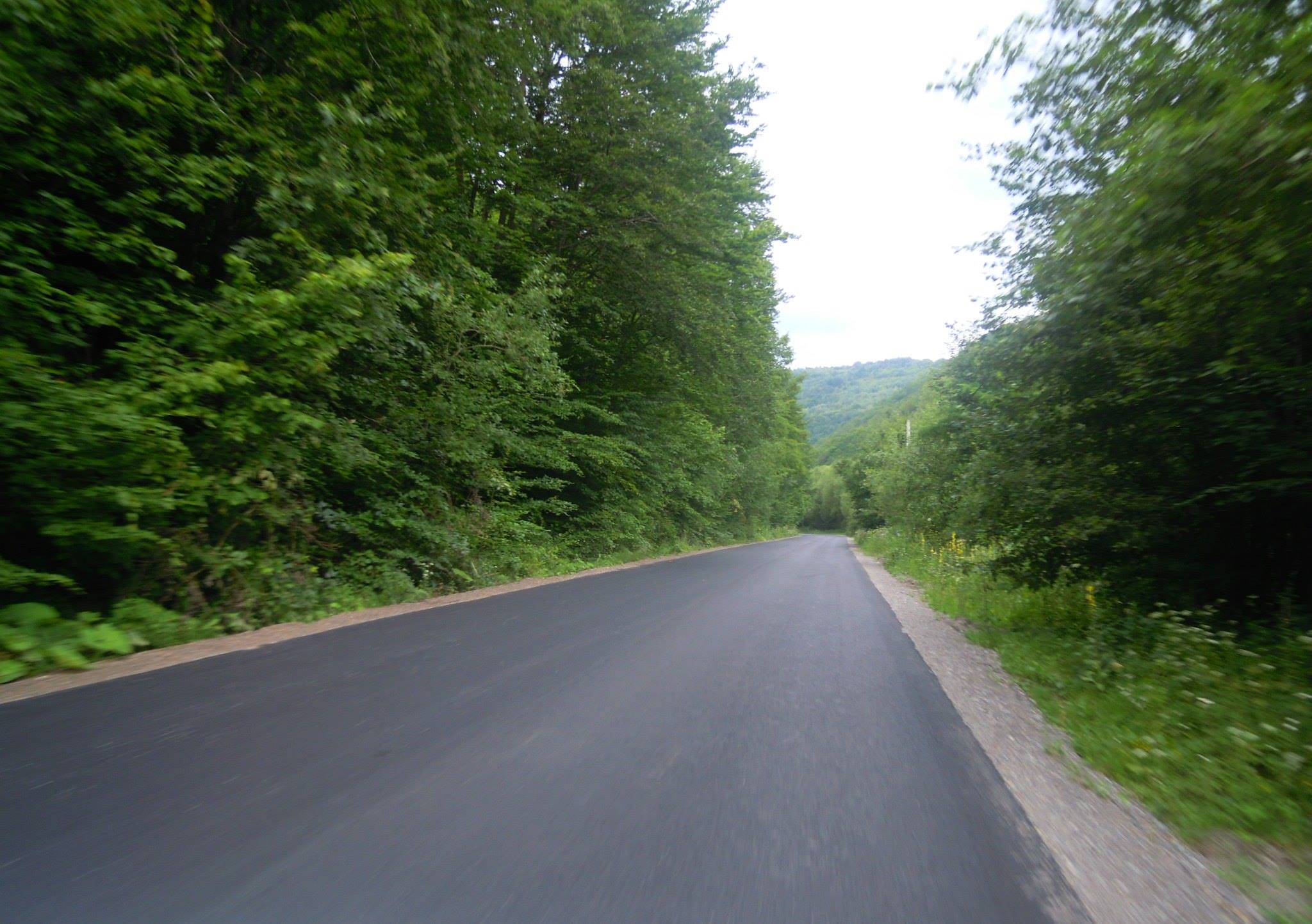 Au fost finalizate lucrările de asfaltare pe drumul județean 107R Băişoara – staţiunea Muntele Băişorii