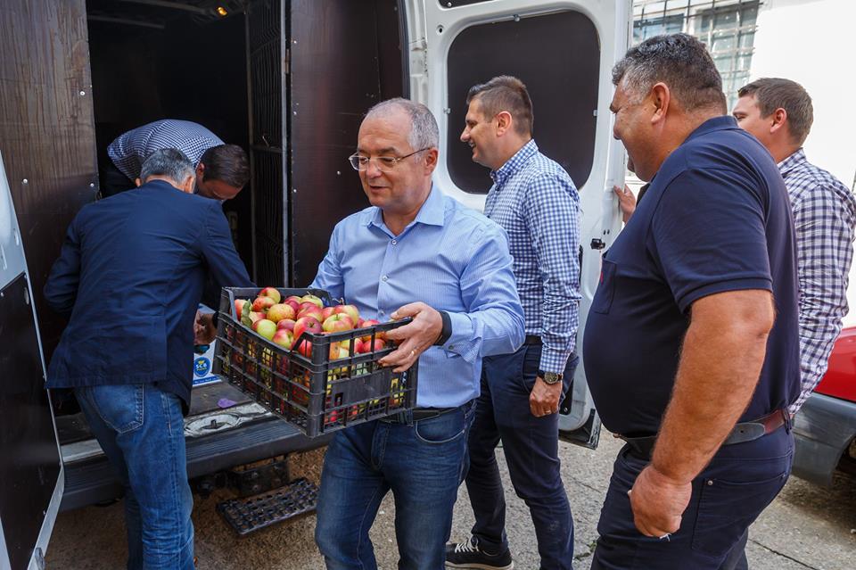 Producătorii locali prezenţi la Zilele Recoltei au donat 600 kg de legume şi fructe pentru copiii și persoanele aflate în centrele de îngrijire