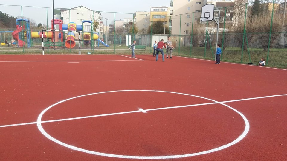 Un nou teren de fotbal şi baschet modernizat de primărie în Zorilor