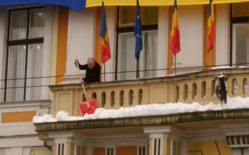 Primarul-gospodar Emil Boc s-a supărat pe firmele de deszăpezire! A pus mâna pe lopată şi a dat zăpada de pe primărie!