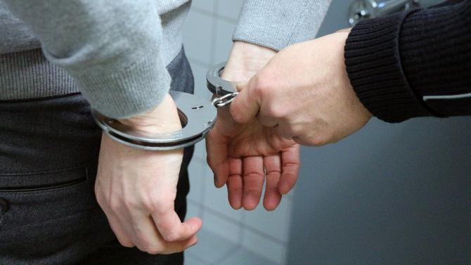 Un bărbat din Cluj a fost arestat după ce a furat un laptop. A intrat pe geam într-o casă