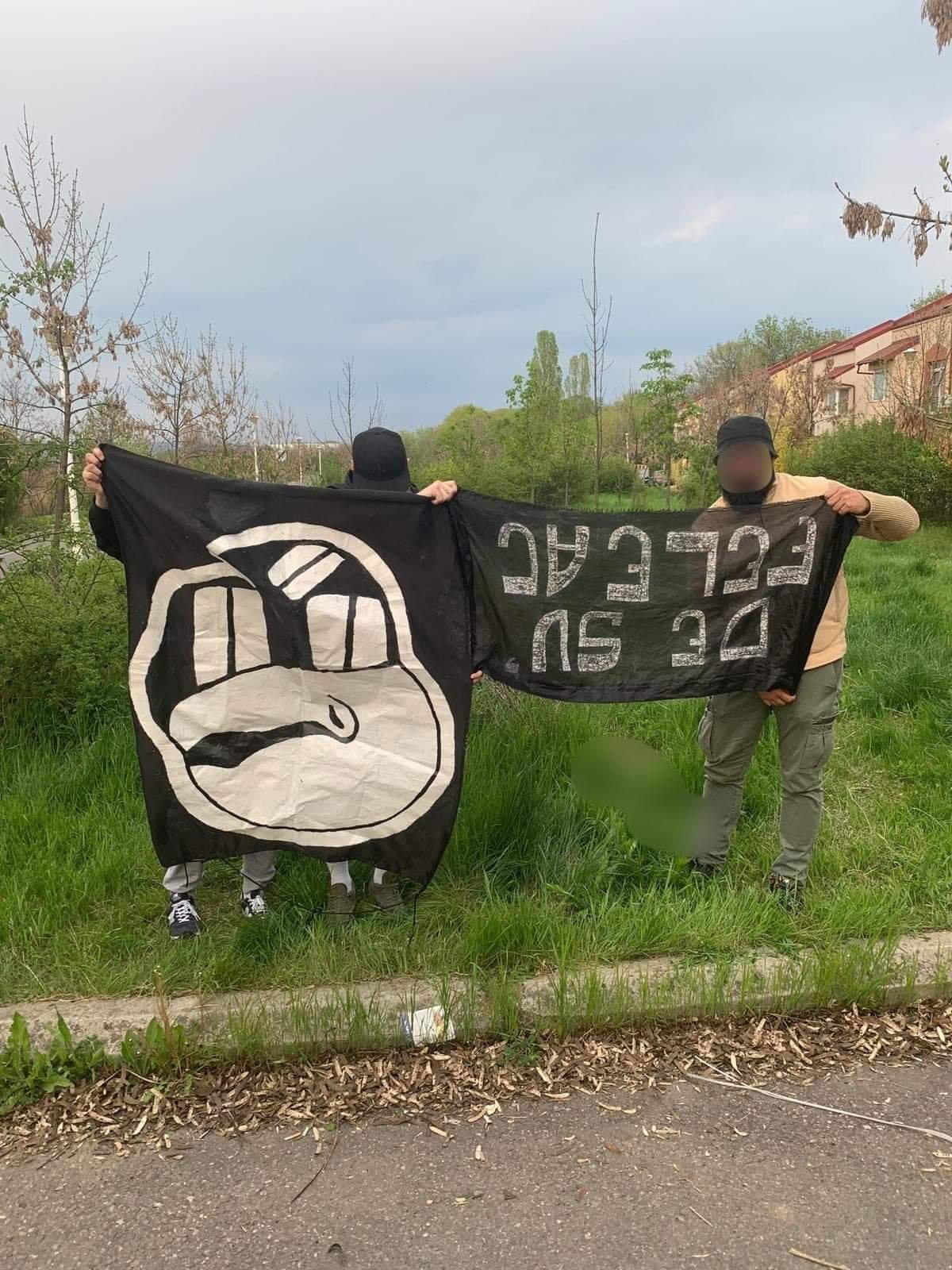 Trei suporteri ai lui „U” Cluj, atacați cu cuțite de 20 de fani ai Petrolului! Ploieștenii au capturat bannerul UCG!