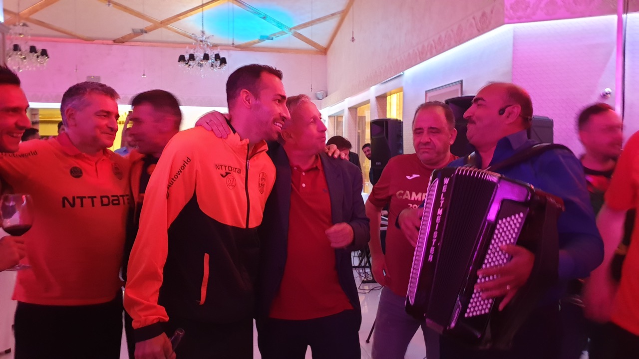 Petrecerea campionilor de la CFR Cluj pentru sărbătorirea titlului al cincilea, cu lăutari și șampanie, la restaurantul DaVinci! Dan Petrescu a dat tonul distracției! VIDEO