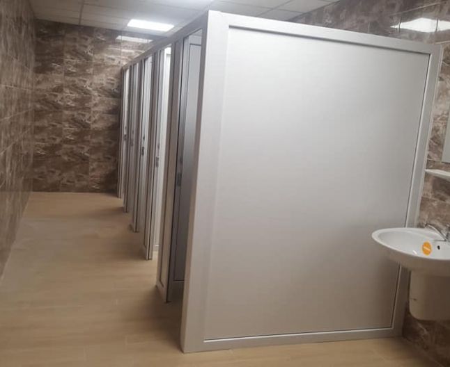 Aroganţă à la Huedin! Localitate fără gaz şi locuri de muncă, dar cu WC public de 120.000 de euro, inaugurat în prezenţa lui Daniel Buda! „N-aveţi voi aşa ceva la Cluj-Napoca”