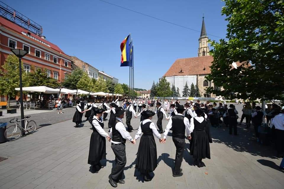 Muzica și dansurile din folclorul elvețian au răsunat în centrul Clujului! Ambasadorul Elveției în România, prezent la Cluj – FOTO