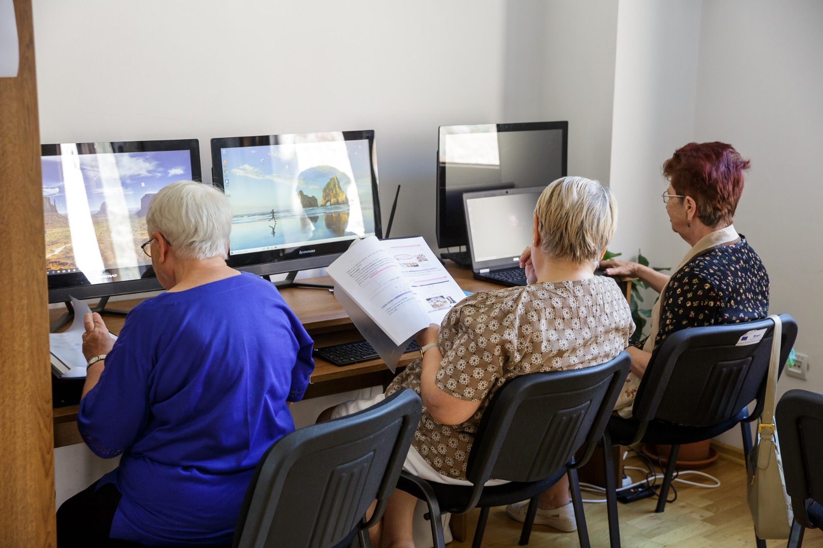 Seniorii Digitali, un proiect care îi ajută pe clujenii în vârstă să se descurce pe calculator și internet