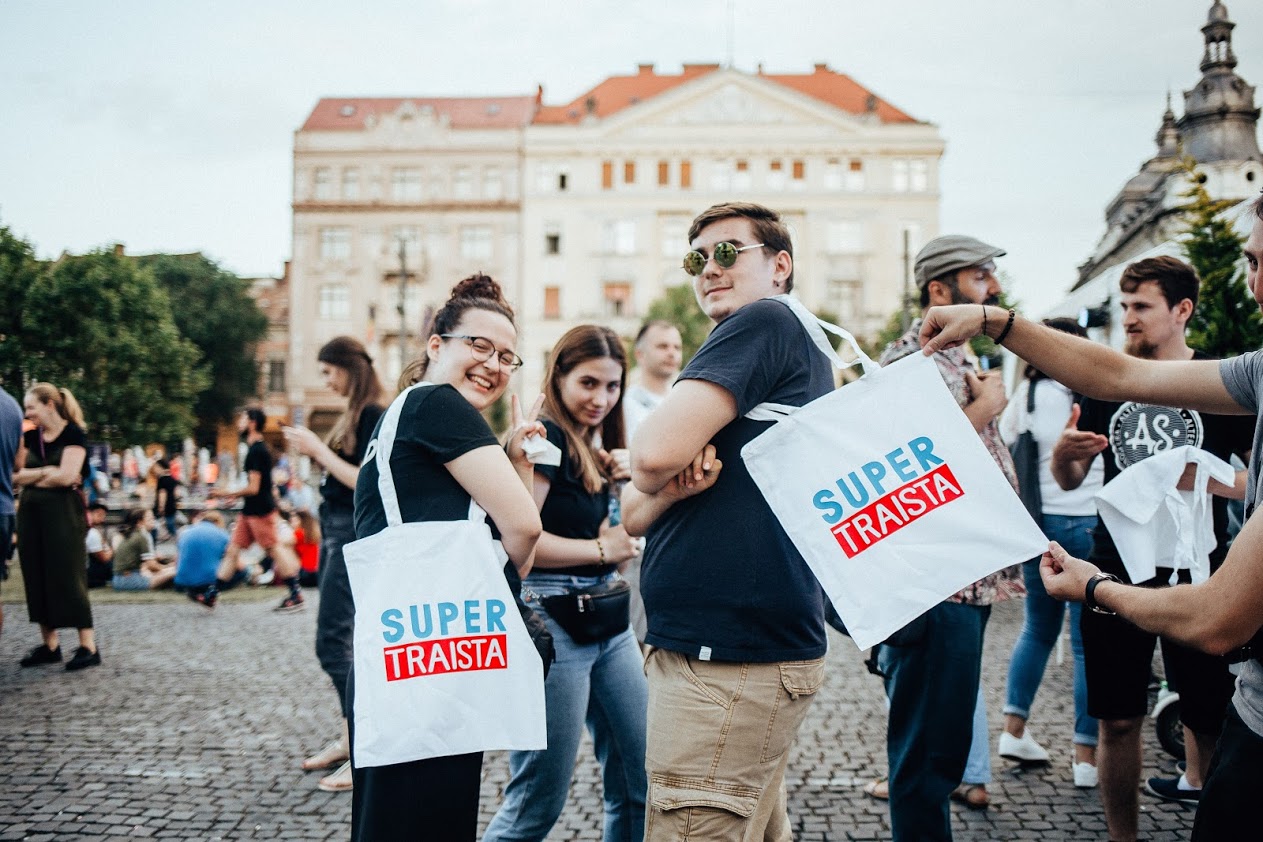 O asociație din Cluj a lansat Super Traista – înlocuitoare pentru punga cu pungi