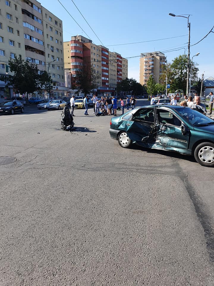 Accident pe strada Fabricii în Mărăști! Mașină lovită în plin de o motocicletă