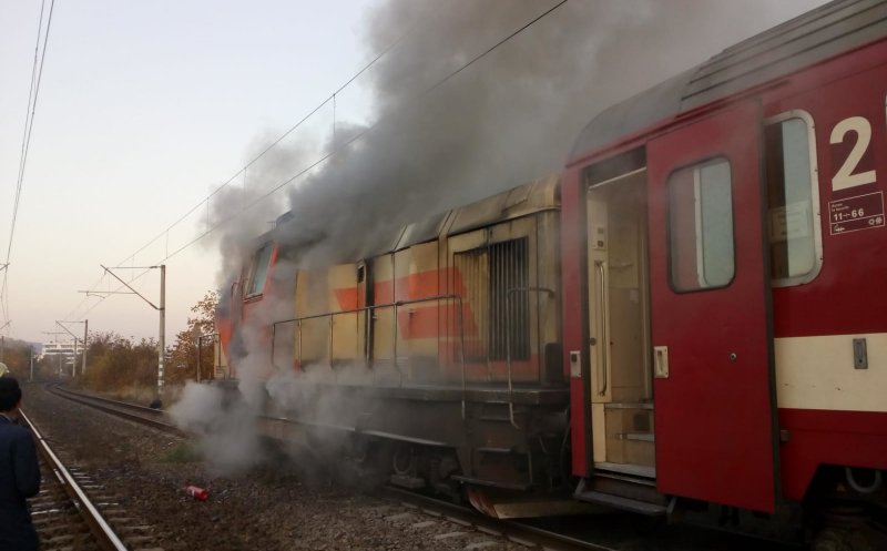 O locomotivă a trenului Cluj- Viena a luat foc pe Tăietura Turcului în această dimineață!
