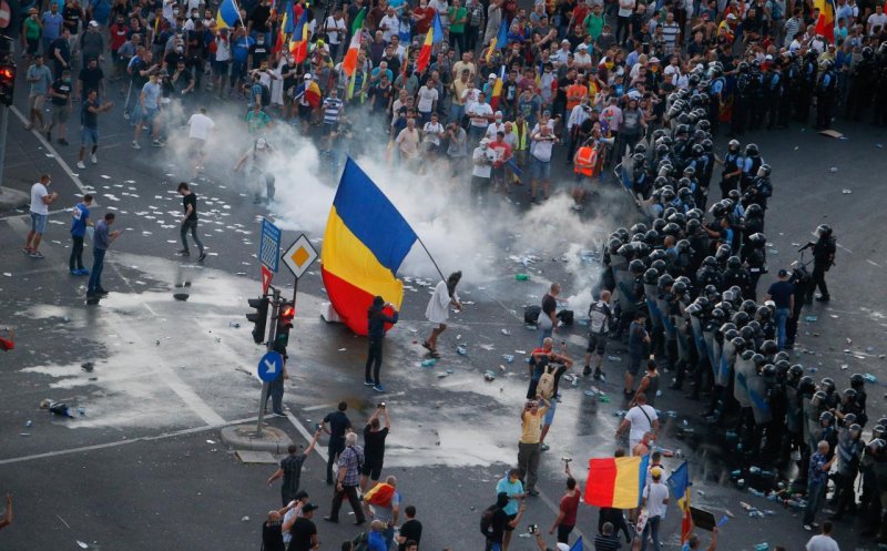 Agresorii femeii jandarm de la protestul din 10 august 2018, condamnați la închisoare cu suspendare