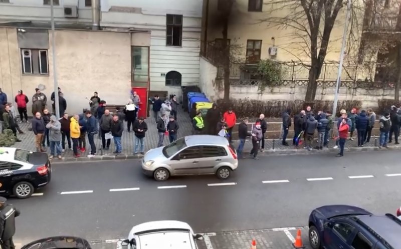 PROTEST. Un grup de 100 de taximetriști clujeni au venit în curtea primăriei pentru a cere majorarea tarifului de taxi