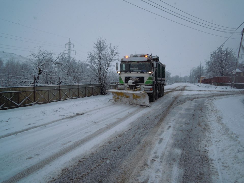 Nu există drumuri blocate la Cluj. Peste 780 de tone de material antiderapant folosite în intervențiile pe drumurile județene