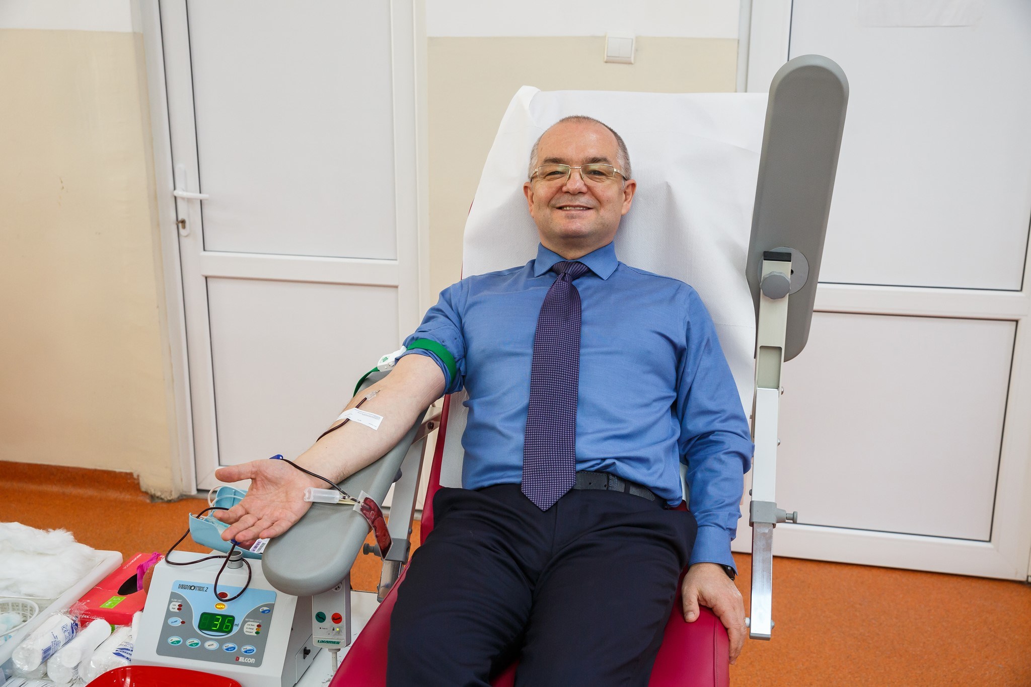 Angajații primăriei în frunte cu Emil Boc au participat la o nouă campanie de donare de sânge. „Orice gest de acest fel este o șansă la viață pentru alte 3 persoane”
