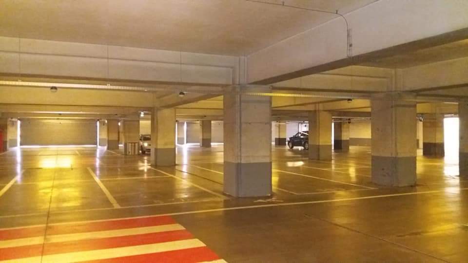 Clujenii nu se mai înghesuie să își parcheze mașina la Iulius Mall Cluj de când a fost introdusă taxa de parcare – FOTO