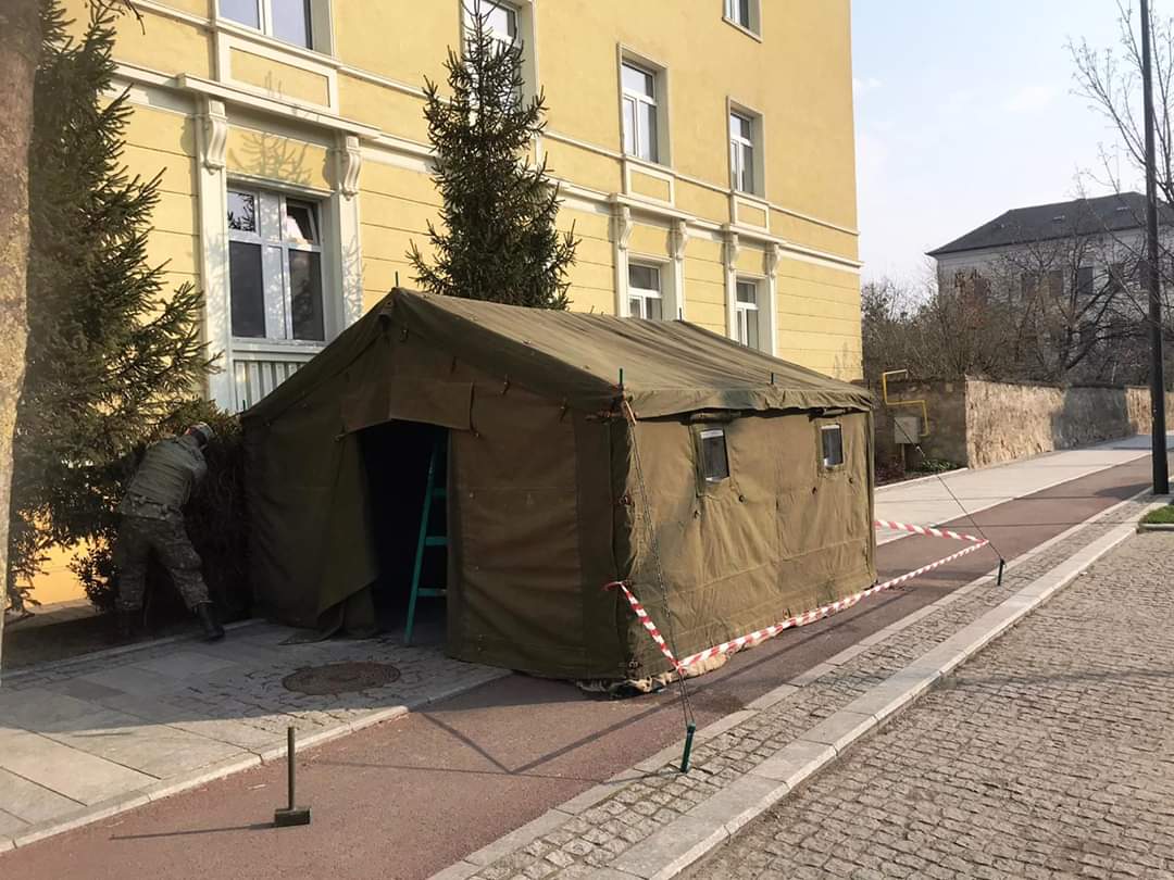 Un cort de triaj a fost instalat de Armată în centrul Clujului, pe str. Avram Iancu
