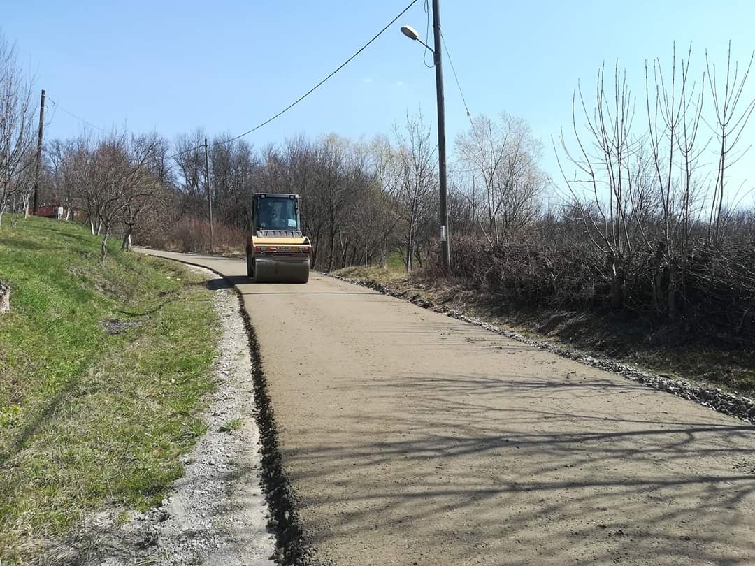 Au început lucrările de asfaltare pe drumul județean 161C Corneni
