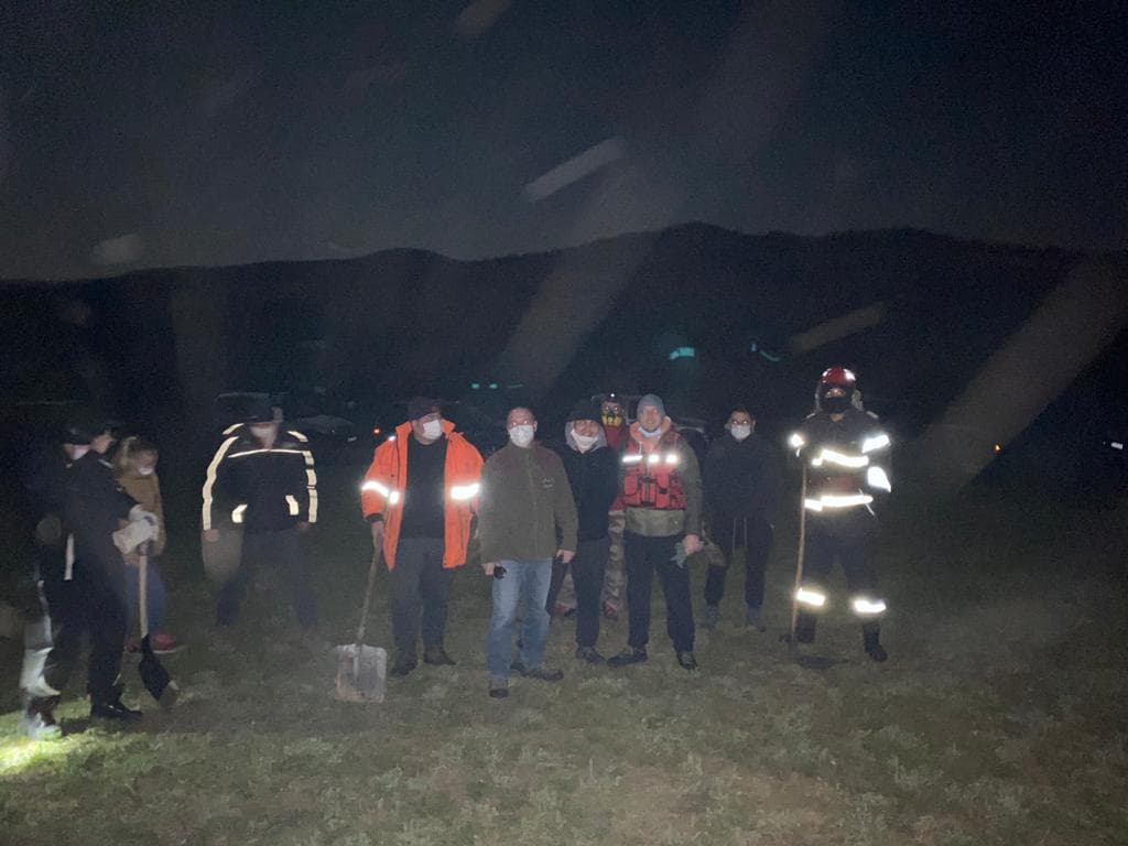 Jos pălăria! Rescue 4×4 Cluj i-a sprijinit pe pompierii clujeni la un incendiu de vegetație în satul Dâncu din Aghireș