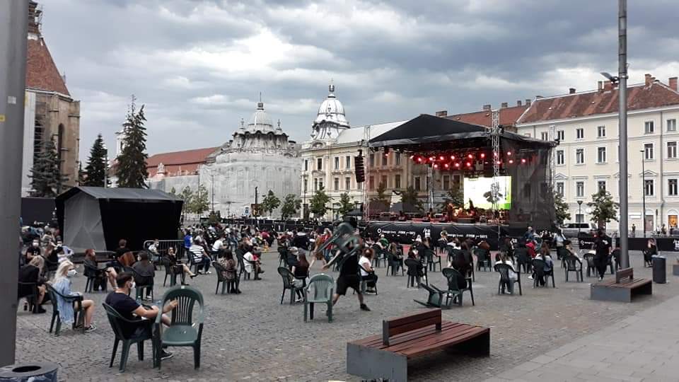 Furtuna puternică a amânat startului concertului Carla’s Dreams din Piața Unirii – VIDEO