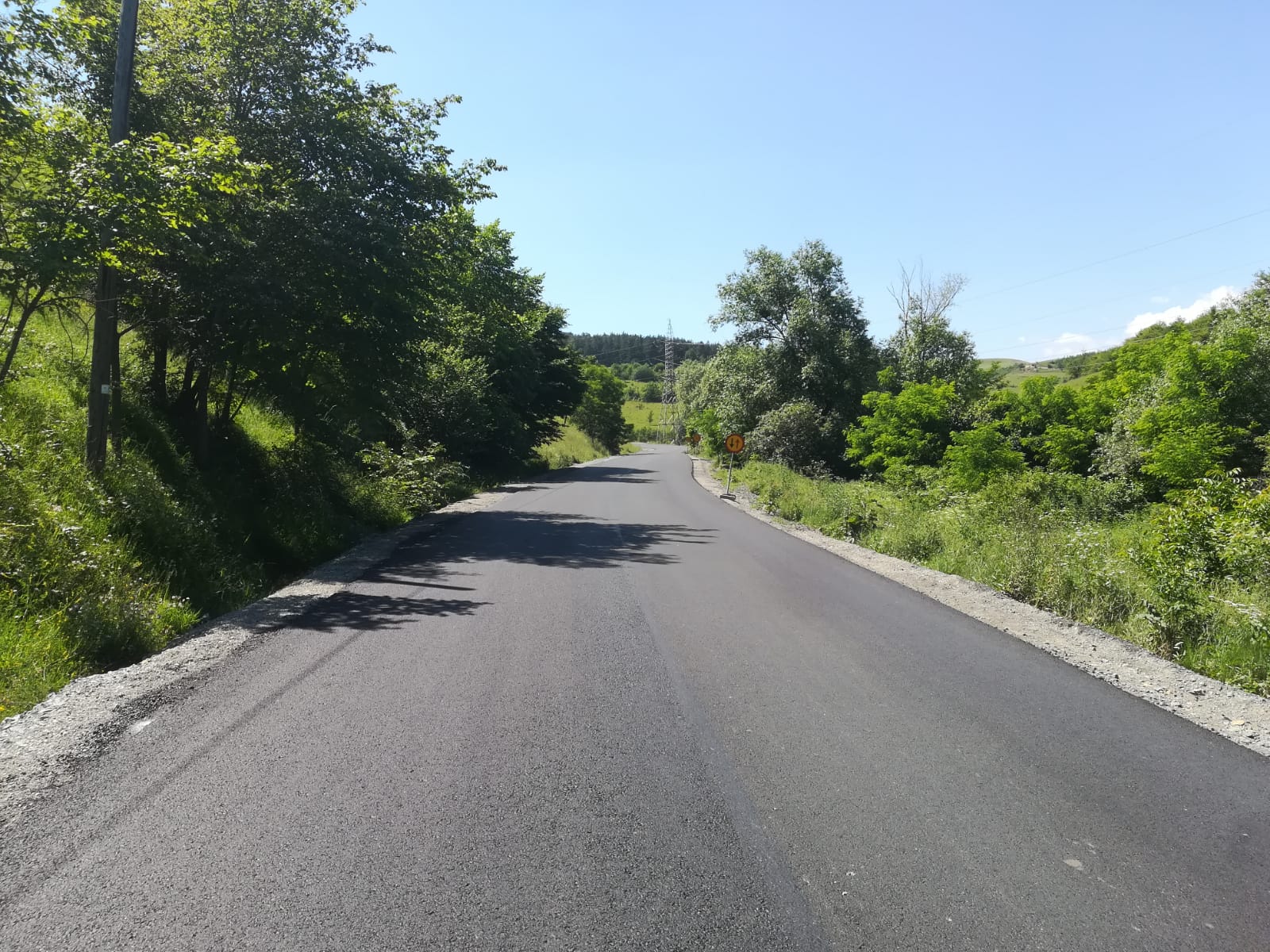 Pe DJ 107M Săvădisla – Lita – Liteni – Săcel – Băișoara au fost finalizate lucrările de asfaltare pe sectoare