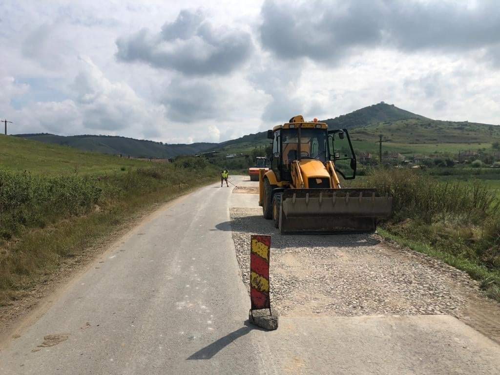 Au început lucrările de asfaltare pe drumul judeţean 109D Vișea – DJ 161