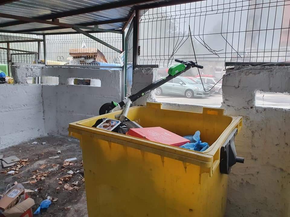 Necivilizație á la Cluj. Un neterminat a aruncat la gunoi o trotinetă electrică  – FOTO