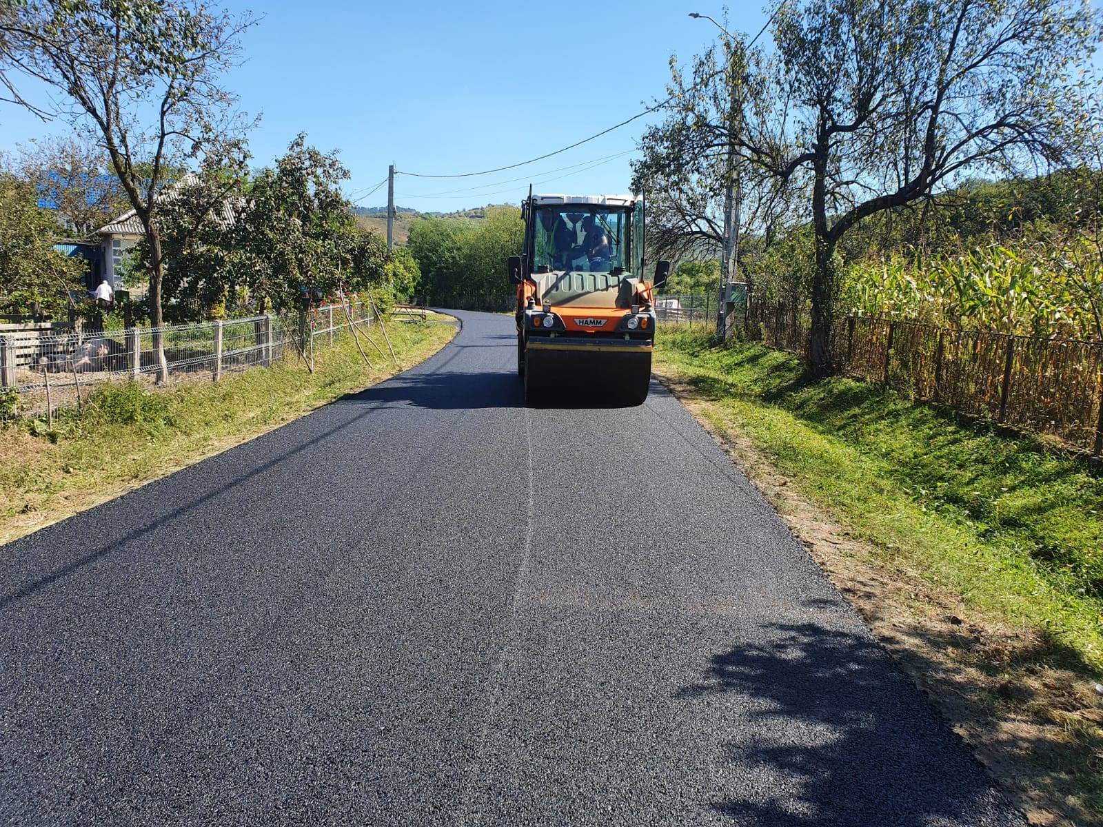 Lucrările de asfaltare pe drumul judeţean 182F Cuzdrioara – Valea Gârboului – Rugășești au fost finalizate