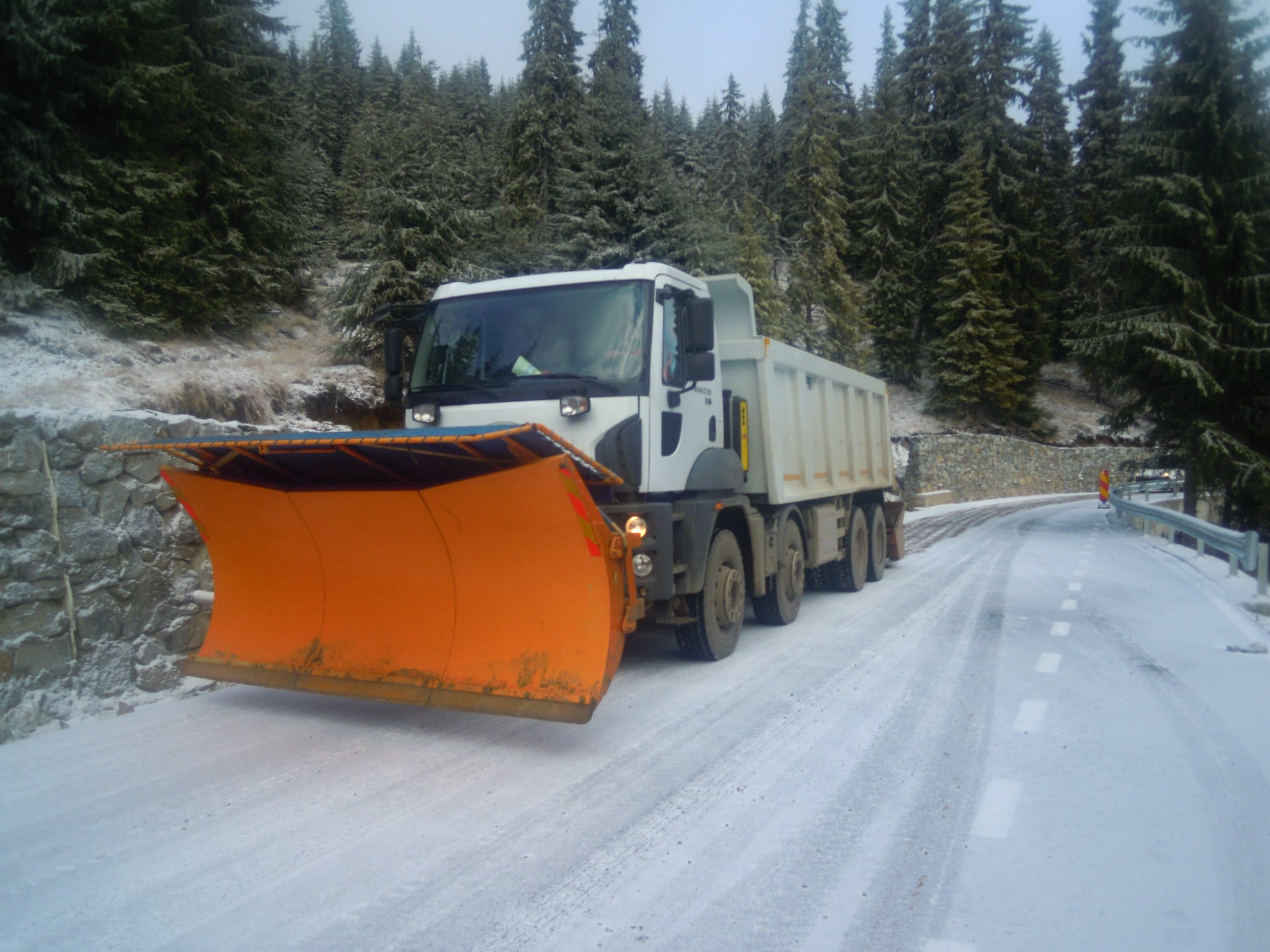 Nu sunt drumuri blocate sau închise în județul Cluj, dar se circulă în condiții de iarnă. Peste 600 de tone de material antiderapant au fost împrăștiate