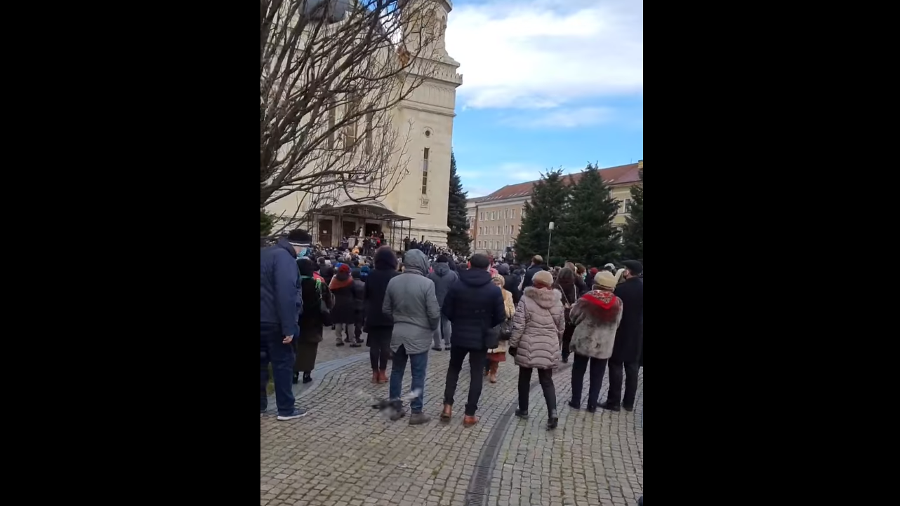 Clujenii nu au ținut cont de distanțare socială la slujba de Bobotează de la Catedrală – FOTO