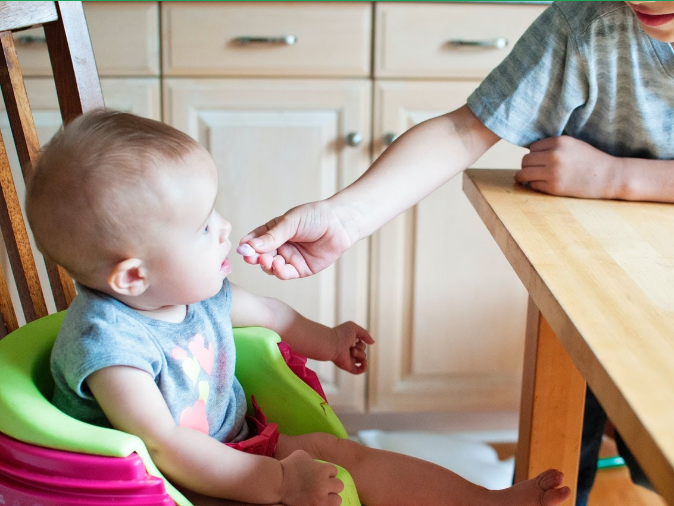TOP 5 greșeli pe care părinții clujeni trebuie să le evite în legătură cu hrănirea copiilor