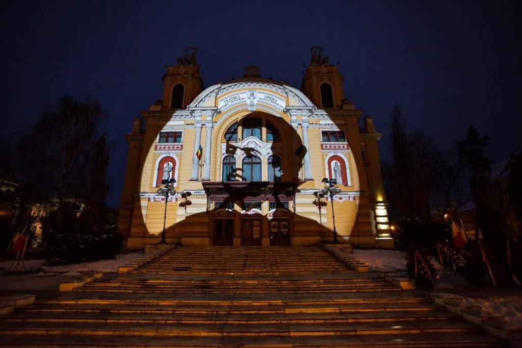 171 de ani de la nașterea lui Mihai Eminescu. Chipul „poetului nepereche” a fost proiectat pe Teatrul Național din Cluj