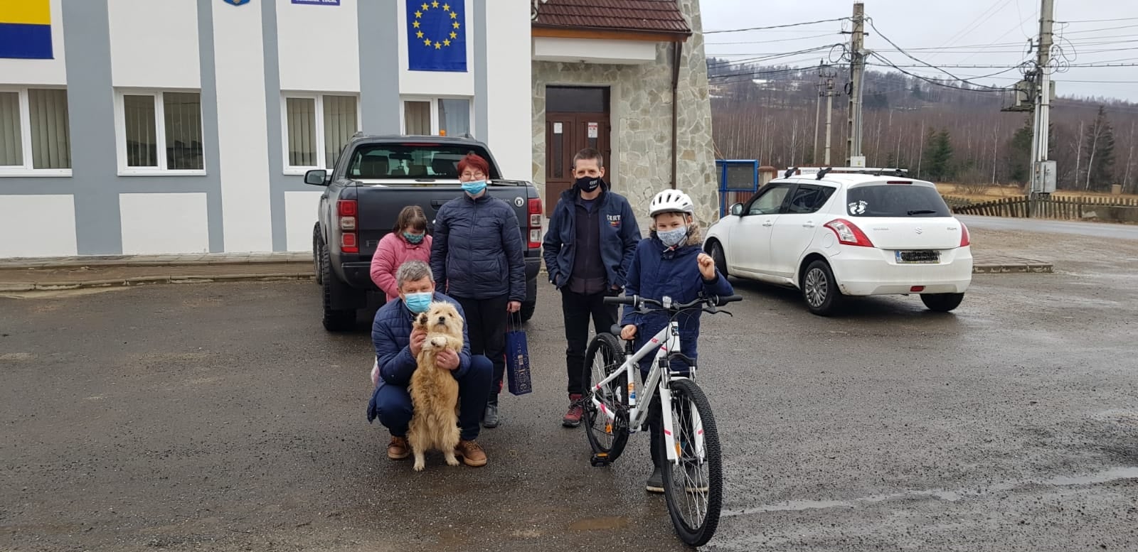 Voluntarii CERT Transilvania i-au făcut cadou o bicicletă nouă băiatului de Râșca care și-a plimbat cățelușul cu sania  – VIDEO
