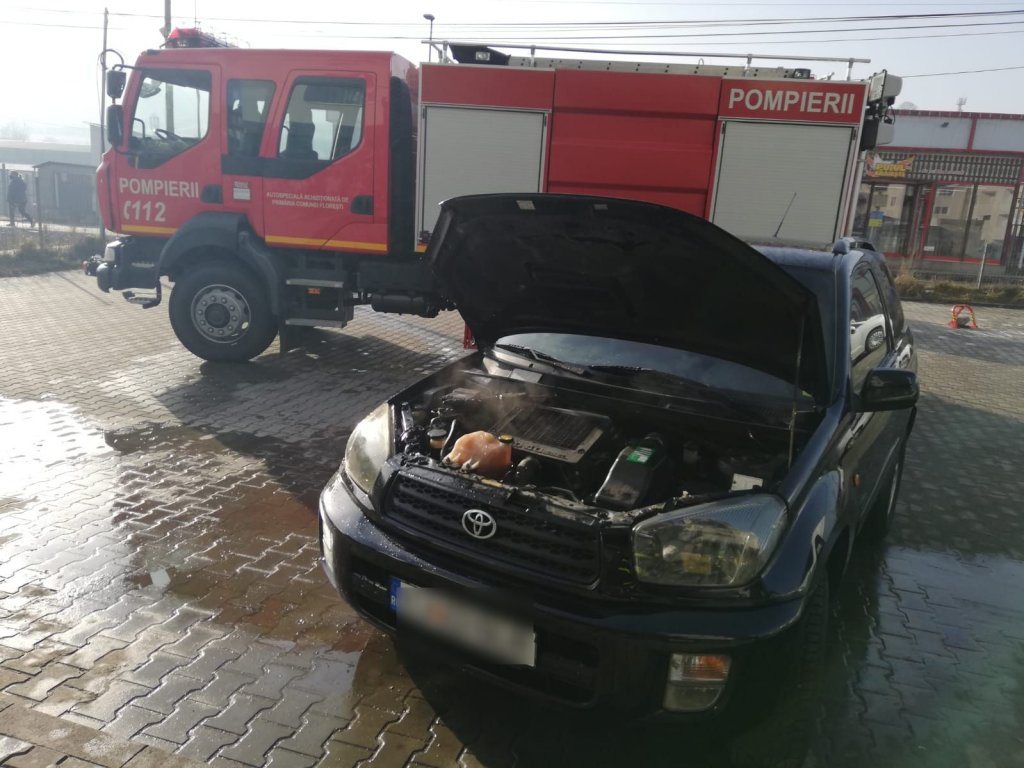 O mașină a luat foc într-o parcare din Florești