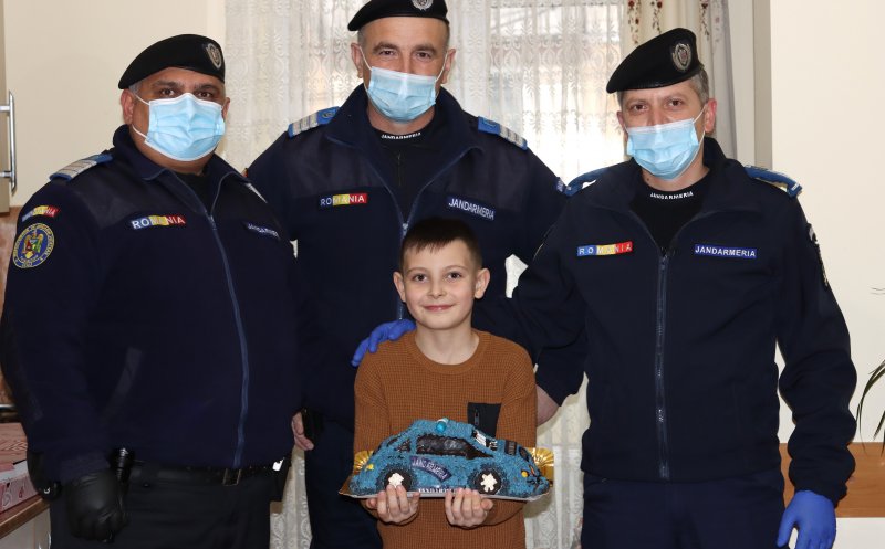 Jandarmii clujeni i-au făcut un gest frumos unui copil de 9 ani care își dorește să devină ca ei!