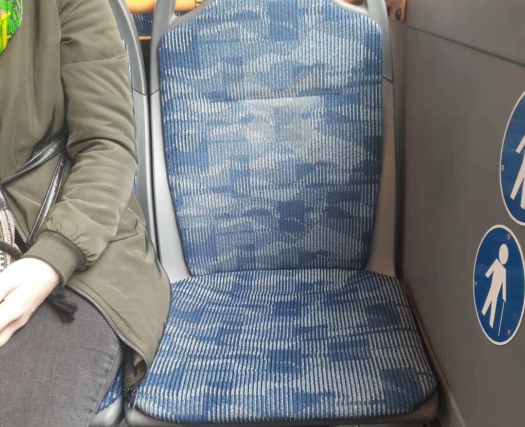 Clujenii sunt bulversați. În autobuze s-au eliminat marcajele de pe scaune, dar oamenii continuă să păstreze distanța