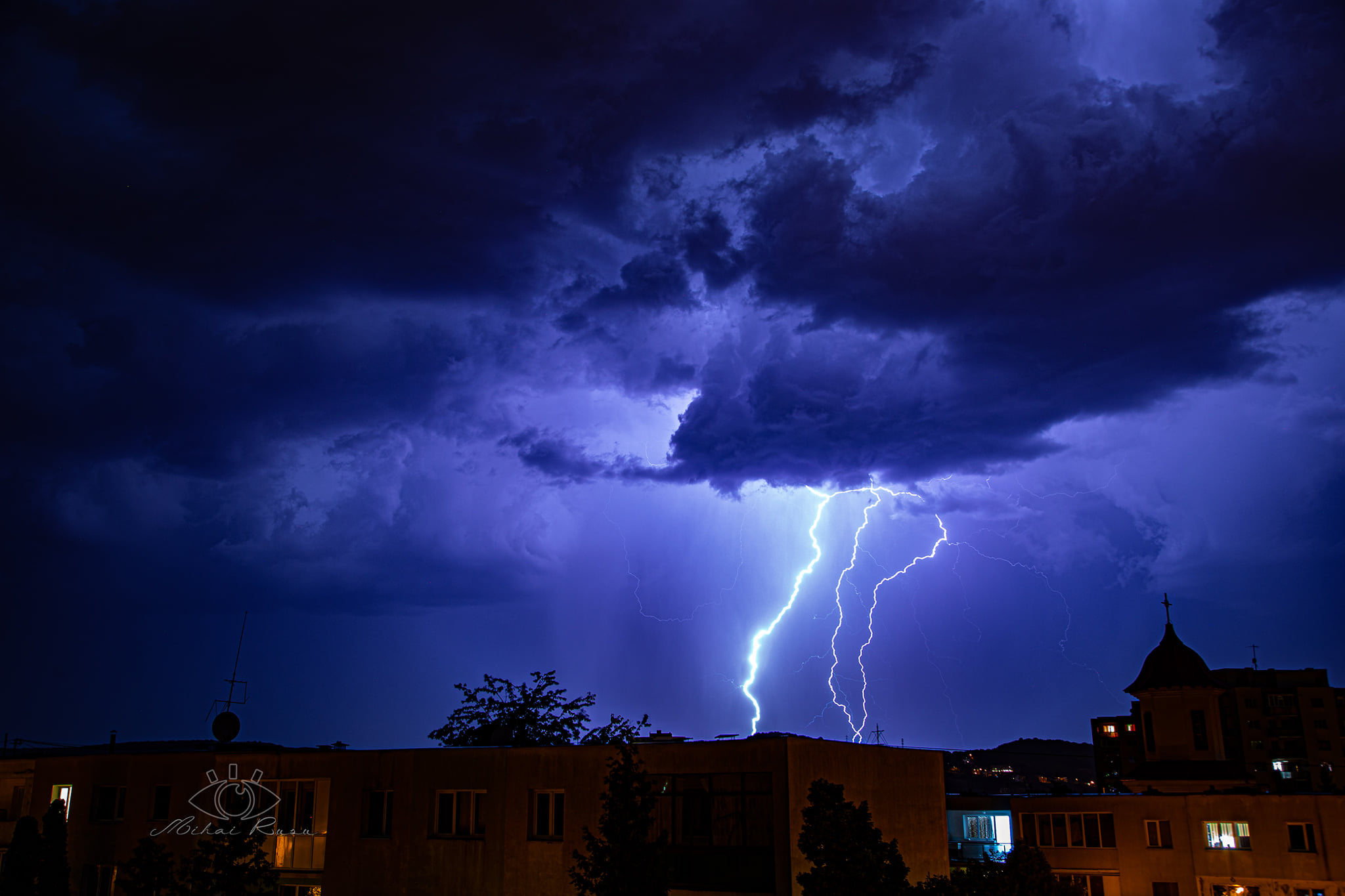 Furtunile revin la Cluj. COD GALBEN de vijelii și grindină