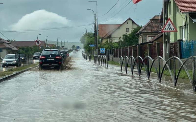 Ruperea de nori de vineri a inundat drumul național Cluj-Turda. S-a circulat cu dificultate în zona Vâlcele