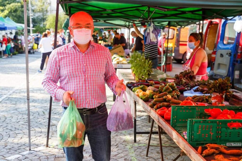 Primarul Emil Boc șia făcut cumpărăturile în piața volantă FOTO