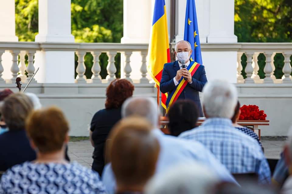 Primarul Emil Boc a premiat cuplurile clujene care au împlinit 50 de ani de căsătorie