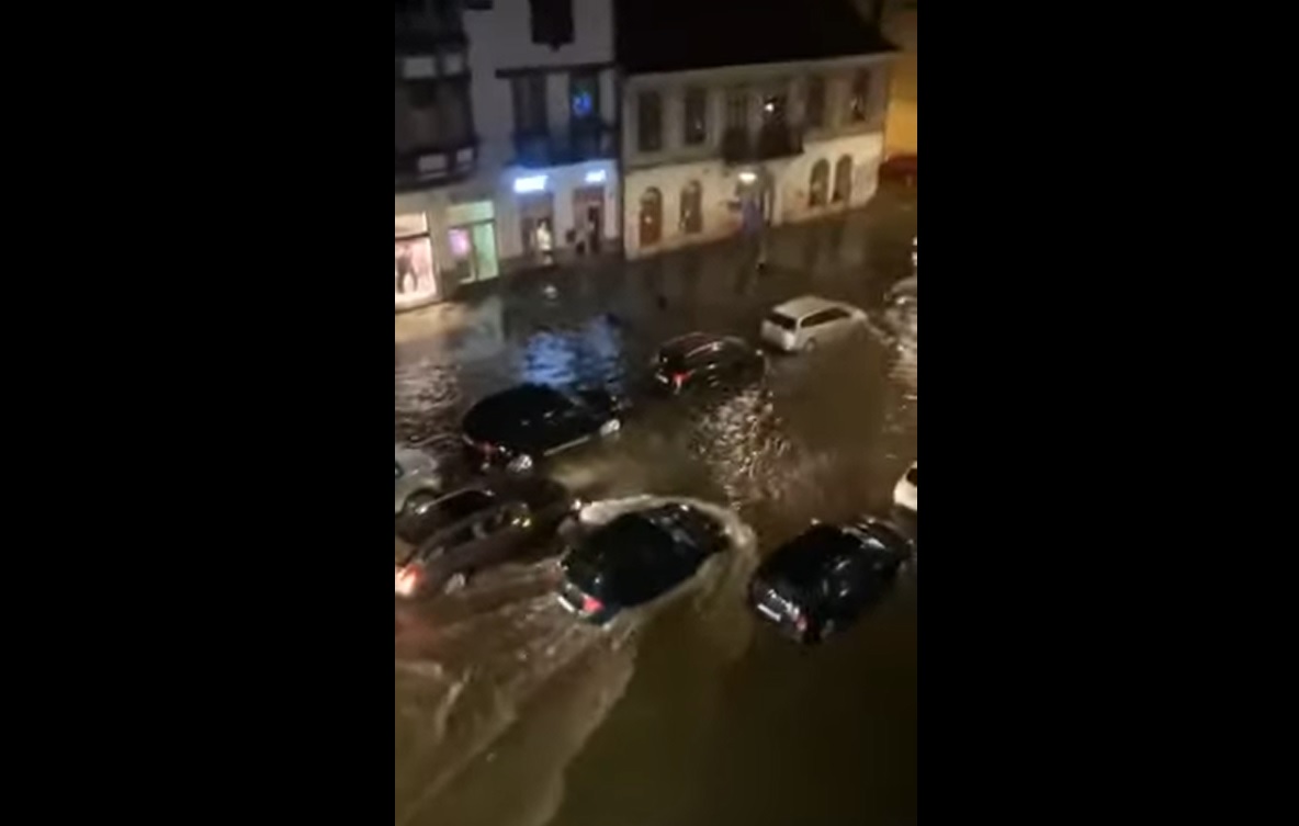Strada Eroilor s-a transformat în „Mica Veneție” a Clujului după vijelia de duminică seară – VIDEO