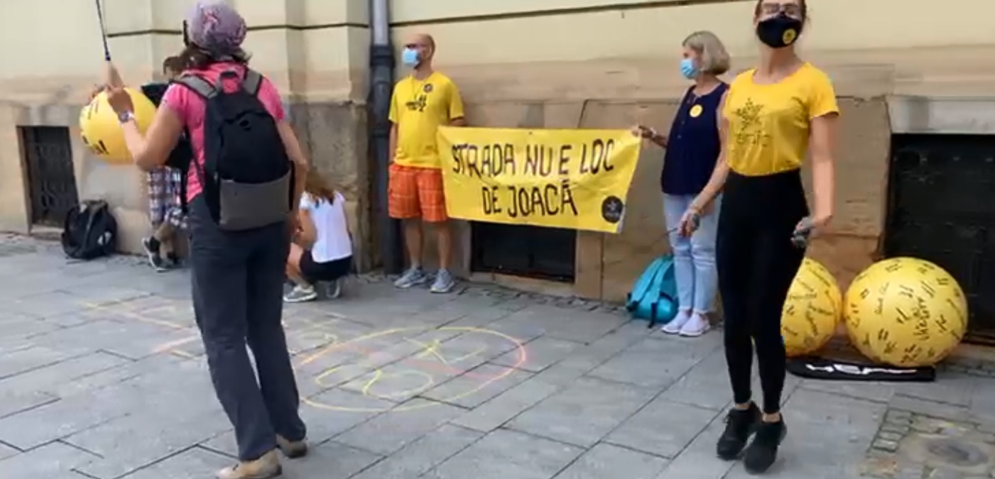 bad cup male O „mână” de activiști DeClic au protestat în fața Primăriei Cluj-Napoca  pentru deschiderea curților școlilor – VIDEO | eClujeanul - Din culisele  orașului tău