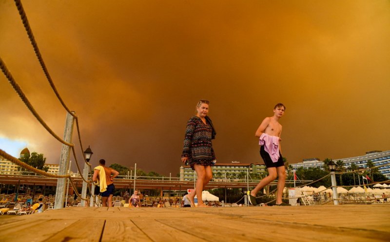 Haos în Turcia din cauza incendiilor de vegetație. Turiștii sunt disperați