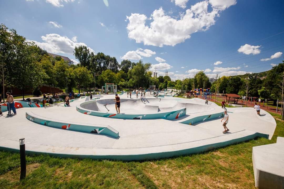 Noul Skatepark Rozelor din Cluj-Napoca, extins și modernizat, a fost finalizat și dat în folosință, iar primii tineri l-au luat în primire