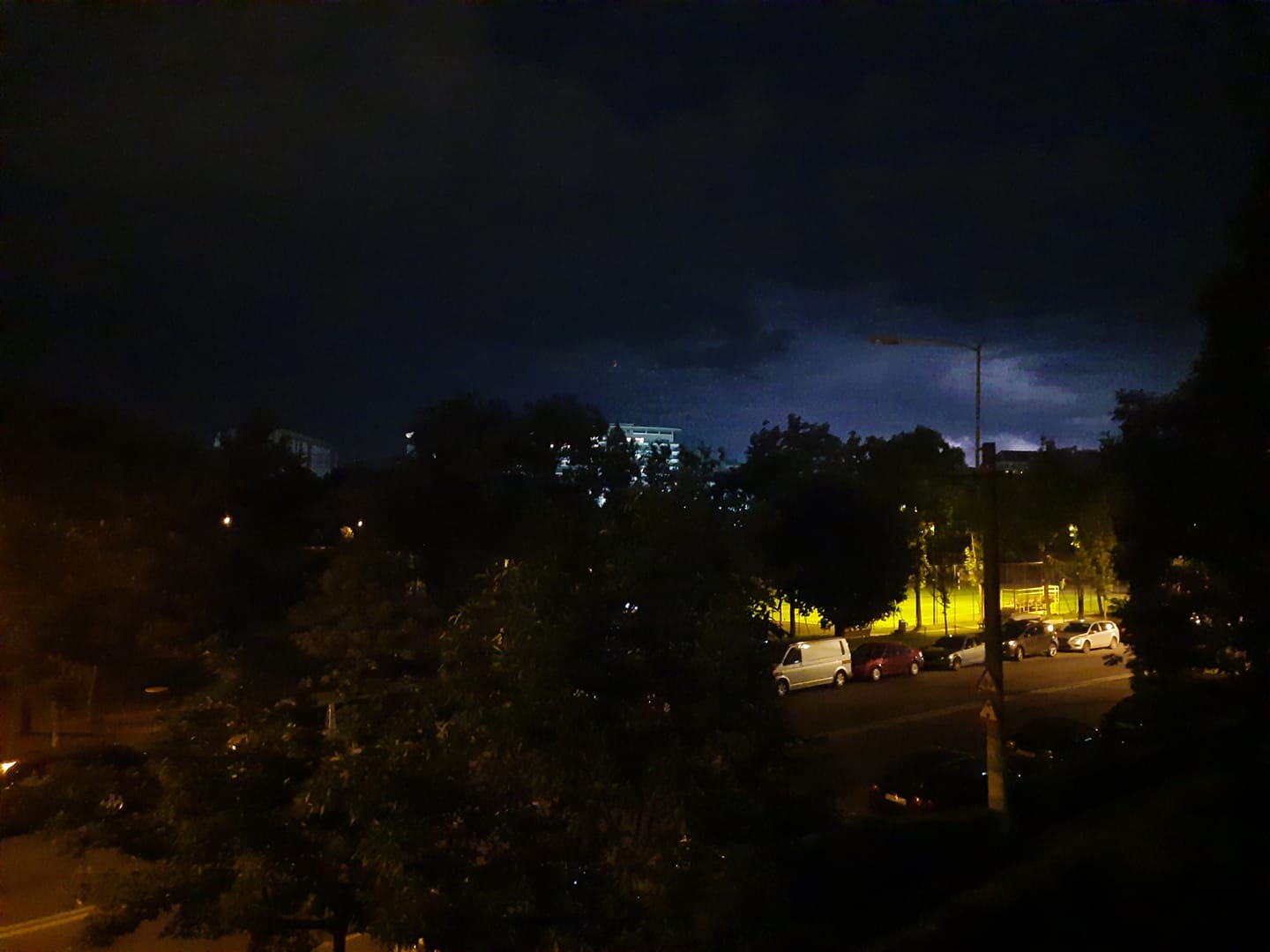 Avertizarea de cod portocaliu de furtuni și vijelii și-a intrat în drepturi la Cluj-Napoca duminică seară – VIDEO